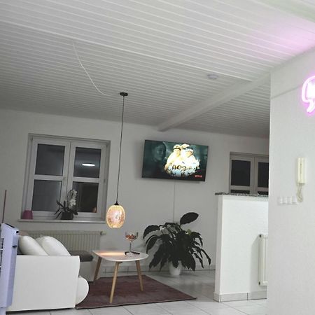 Happy Homes Pink - Up To 5 - Kueche - W-Lan - Netflix - Honig - Badewanne Nidda Ngoại thất bức ảnh