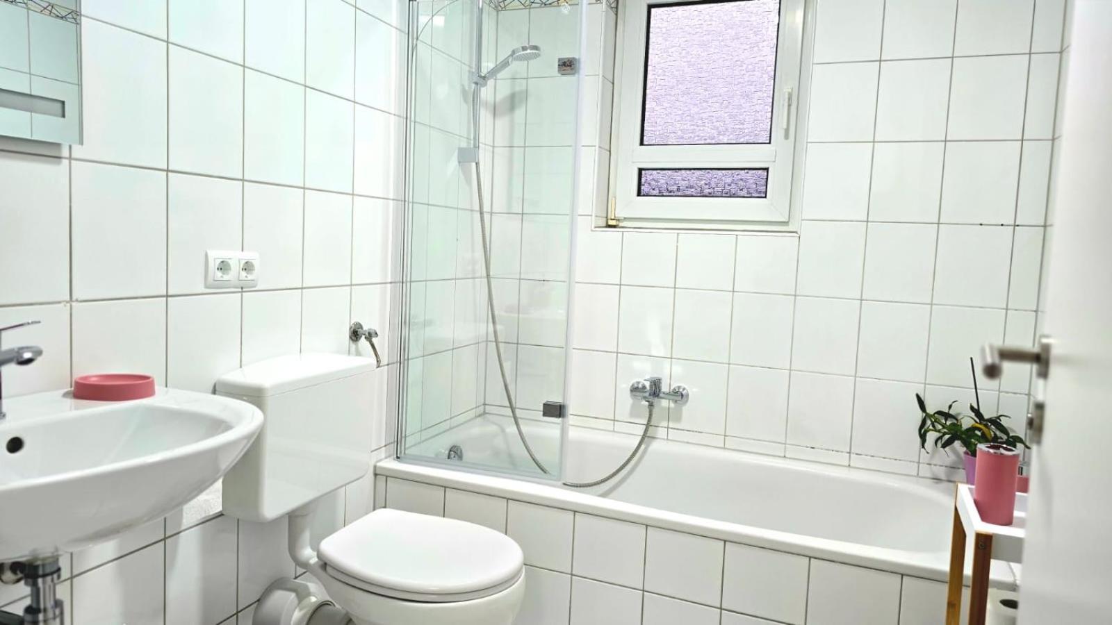 Happy Homes Pink - Up To 5 - Kueche - W-Lan - Netflix - Honig - Badewanne Nidda Ngoại thất bức ảnh