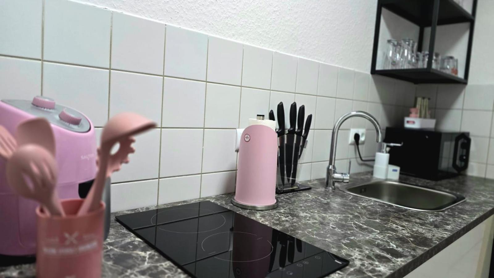 Happy Homes Pink - Up To 5 - Kueche - W-Lan - Netflix - Honig - Badewanne Nidda Ngoại thất bức ảnh