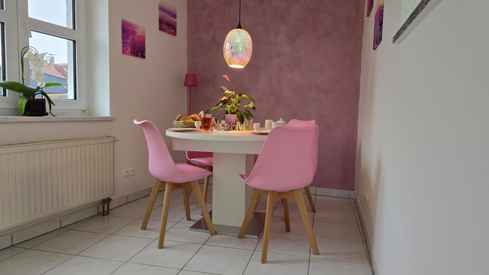 Happy Homes Pink - Up To 5 - Kueche - W-Lan - Netflix - Honig - Badewanne Nidda Ngoại thất bức ảnh