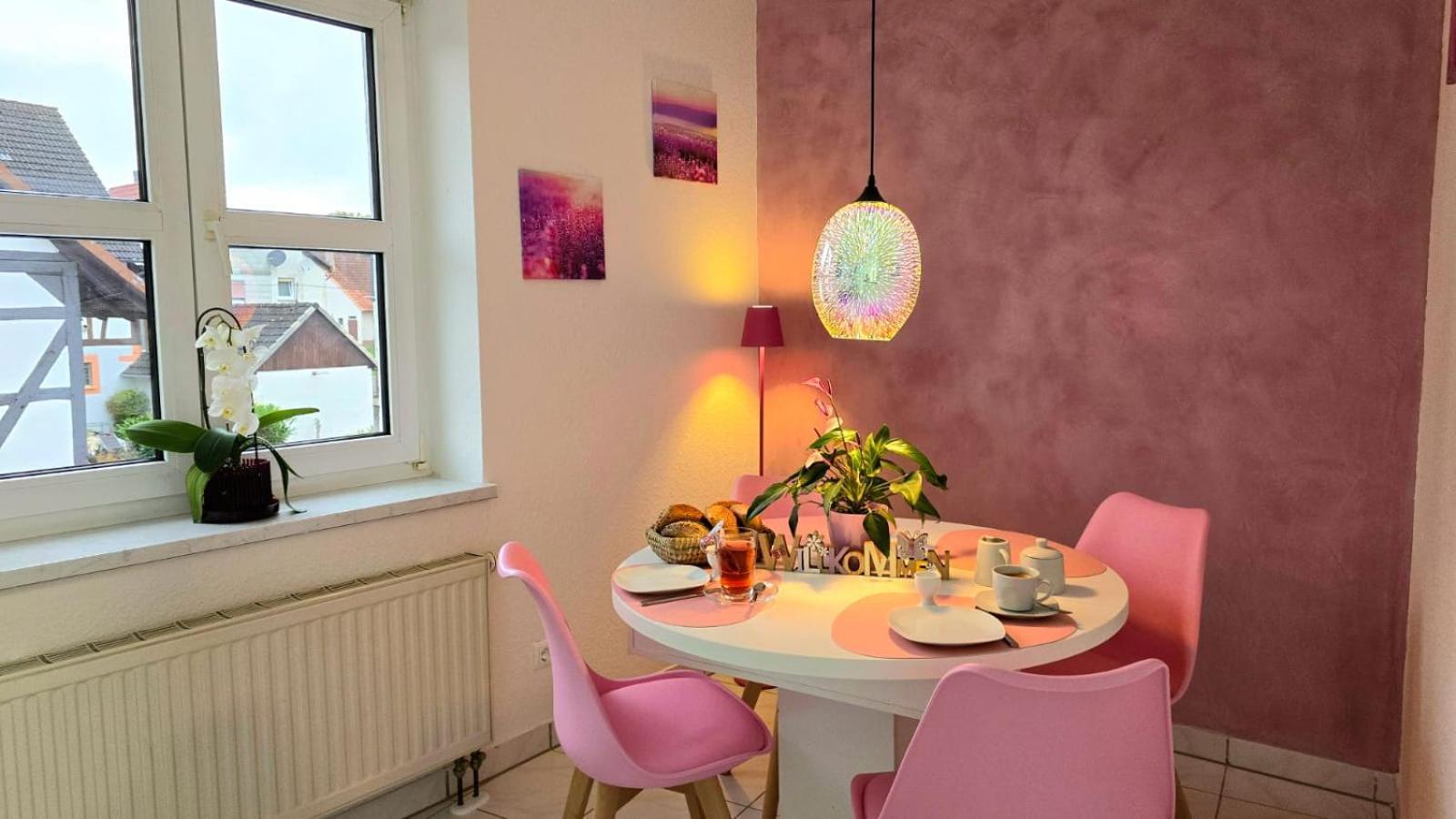 Happy Homes Pink - Up To 5 - Kueche - W-Lan - Netflix - Honig - Badewanne Nidda Ngoại thất bức ảnh