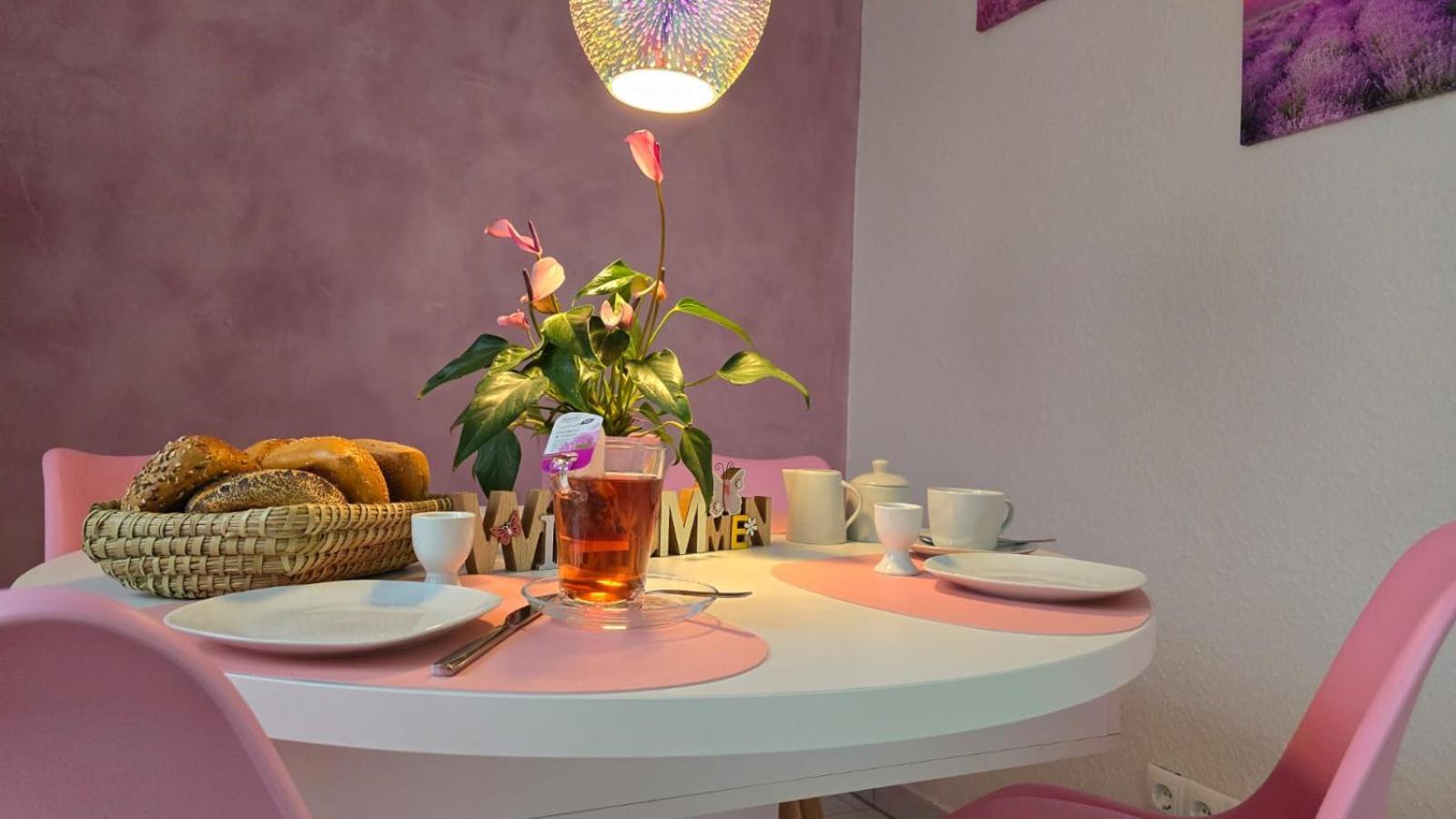 Happy Homes Pink - Up To 5 - Kueche - W-Lan - Netflix - Honig - Badewanne Nidda Ngoại thất bức ảnh